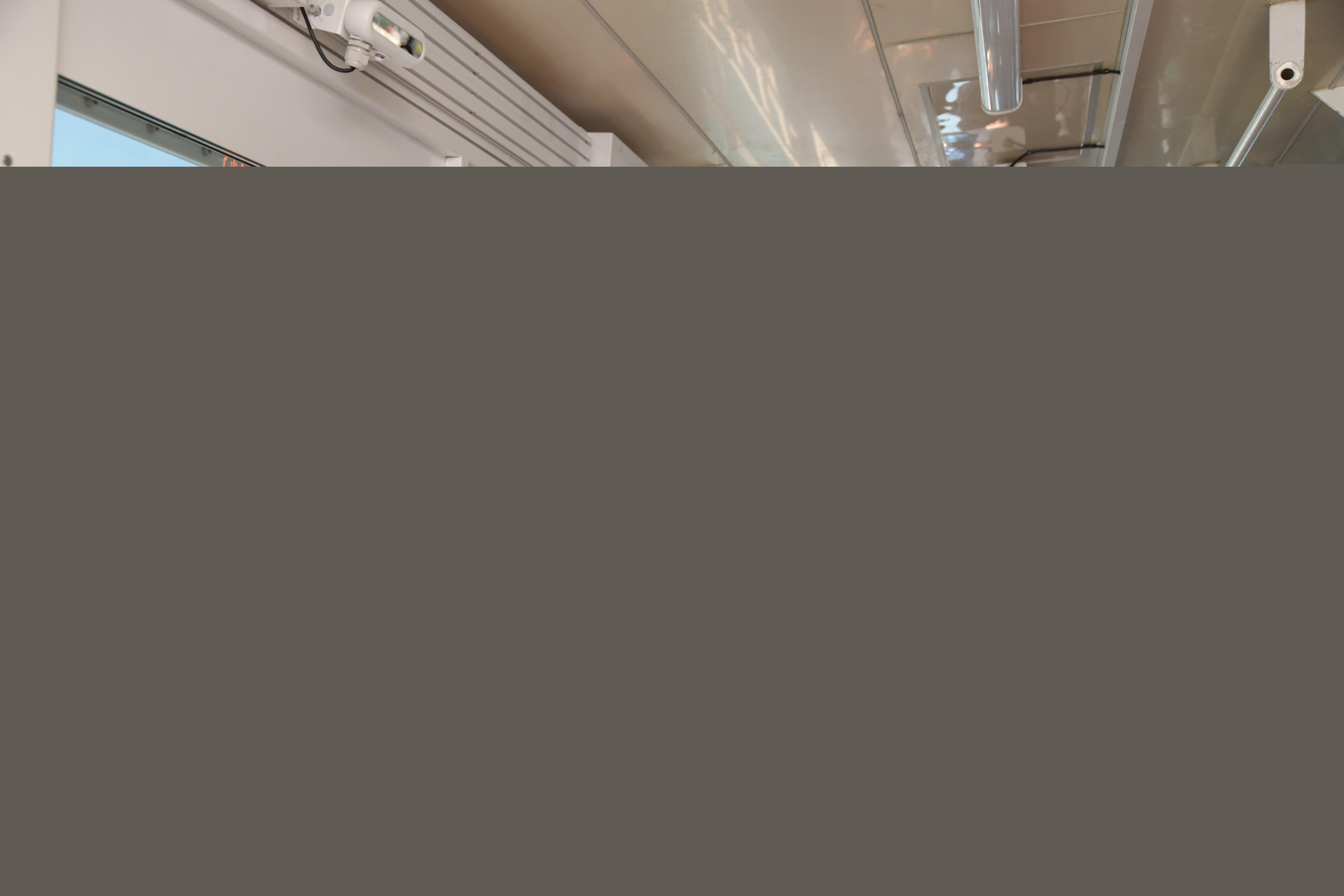 �����ہ���������͸��Micro LED�ǻ۴� ����۶�����w�֮��